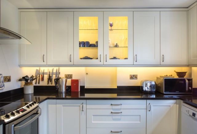 glazed wall cupboards with glass shelves long crendon buckinghamshire 1 1024x698