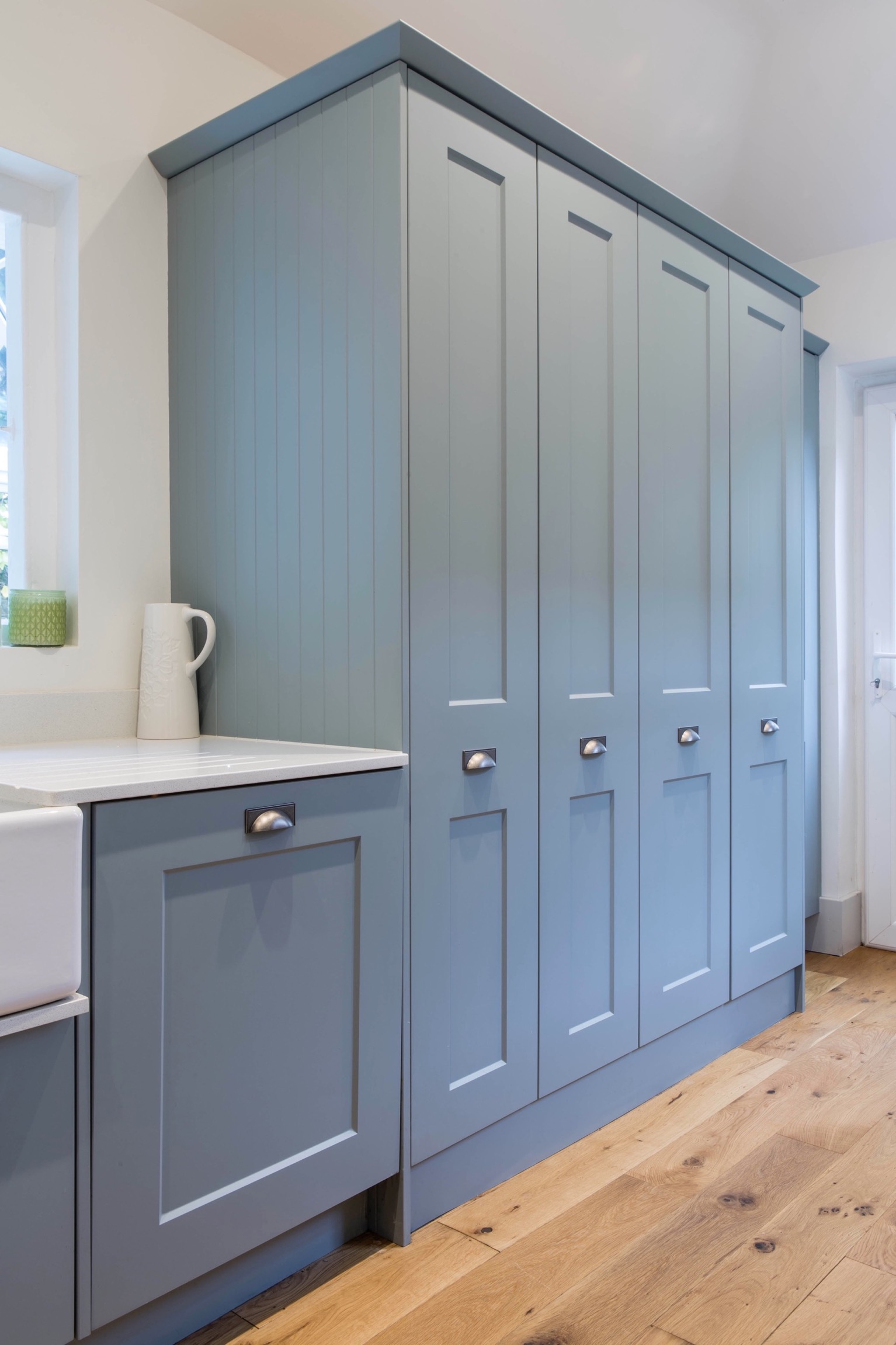 washing machine and clothes dryer in cupboard thame bespoke kitchen design oxfordshire 1