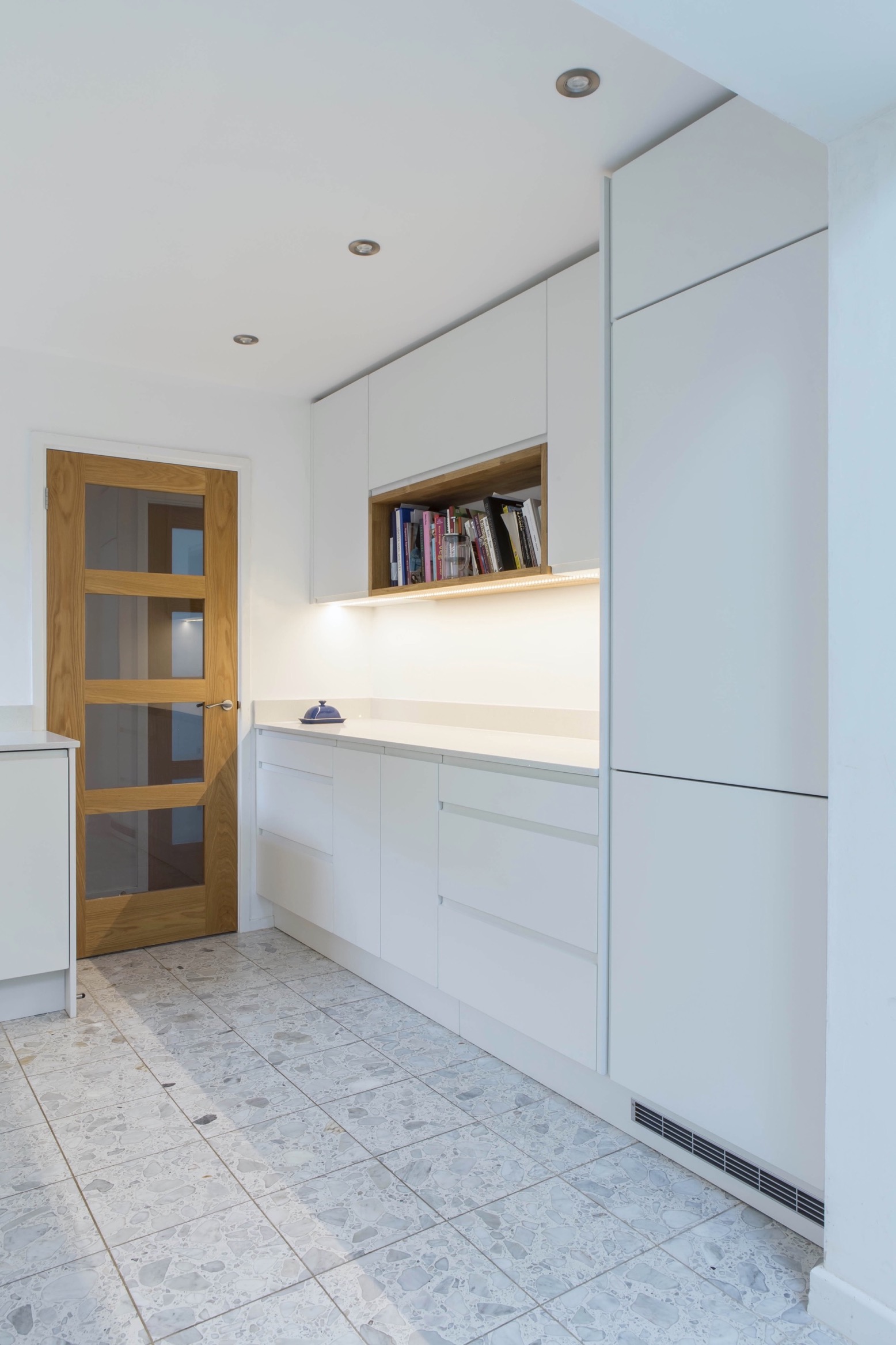 white handleless induction hob under cupboard lights oak box shelf oxford thame bespoke kitchen 1