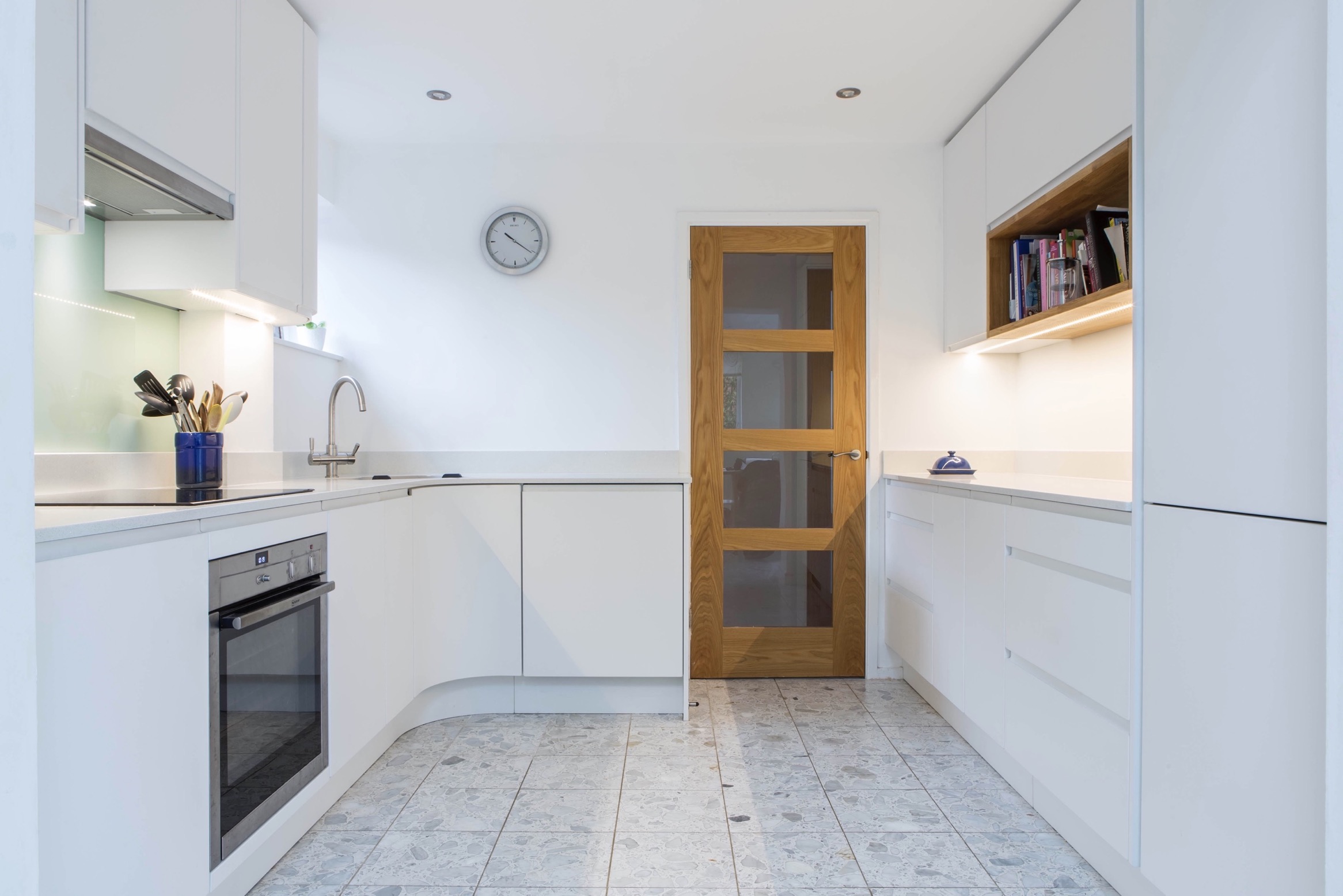 white handleless induction hob under cupboard lights oxford curved door thame bespoke kitchen 2