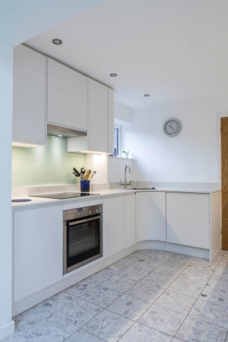 white handleless induction hob under cupboard lights oxford thame bespoke kitchen 2 1 683x1024